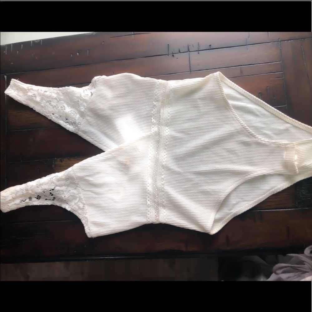 Double V white bodysuit with lace detail